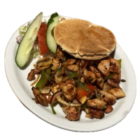 (kipfilet, ui, champignons en paprika) met salade