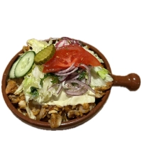 Met friet, paprika, ui, champignons, frisse salade, gesmolten kaas en saus. Kalfsdöner en kipdöner