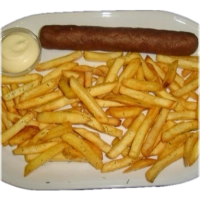 (patat met een frikandel, een sausje en een blikje drinken naar keuze)