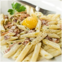 (roomsaus,spek,ei,parmezaanse kaas)