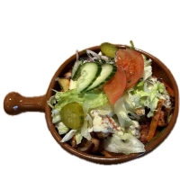 Met friet, vlees, paprika, ui, champignons, frisse salade, gesmolten kaas en chilisaus