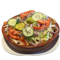 Met friet, frisse salade, gesmolten kaas en saus