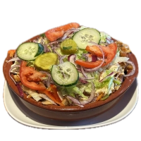 Met friet, frisse salade, champignons, ui, paprika, gesmolten kaas en saus