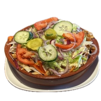 Met friet, frisse salade, gesmolten kaas en saus