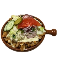 Met friet, frisse salade, gesmolten kaas en saus. Kalfsdöner en kipdöner