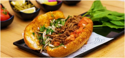 Fijngesneden kalfsvlees, gewokt met specerijen en geserveerd_in_een_broodje